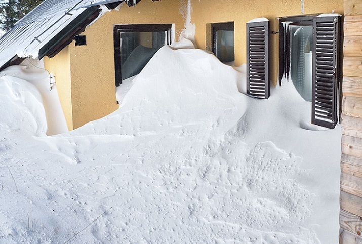 Schnee vor Fassade